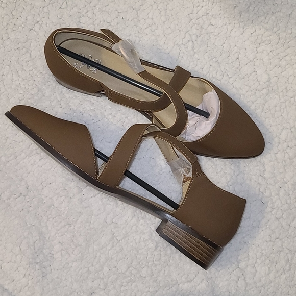 Journee Collection Taupe Straped Flats - Picture 9 of 9